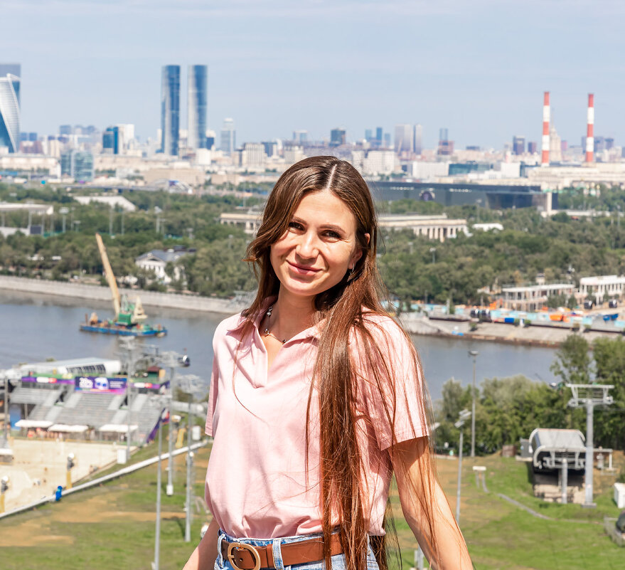 На фоне города - Александр 