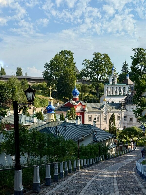 В Псково-Печерском монастыре - Сергей Б. В Псково-Печерском монастыре - Сергей Б.