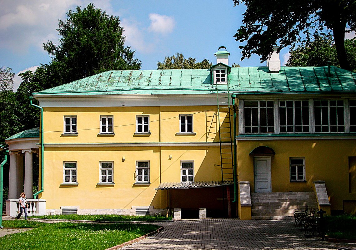 Обратная сторона Южного  флигеля - Анатолий Колосов