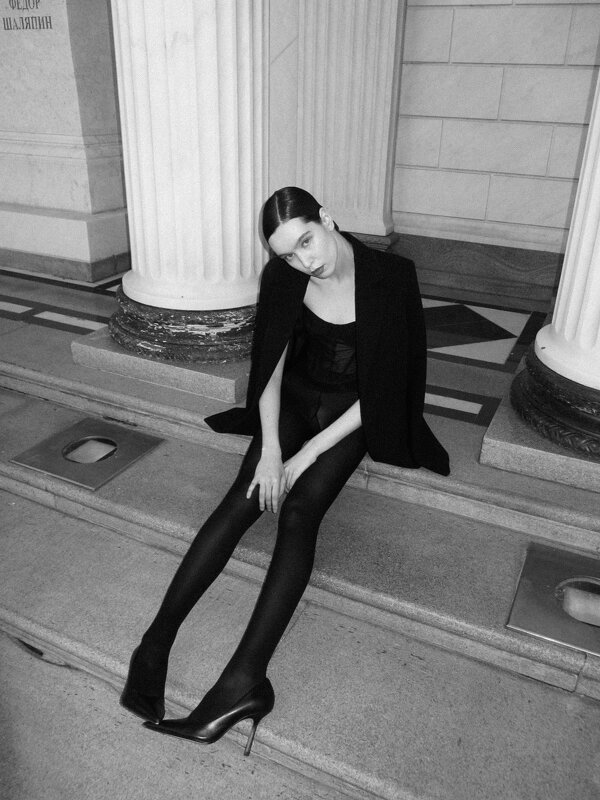 Стильная девушка в черном на фоне старой колонны - Lenar Abdrakhmanov