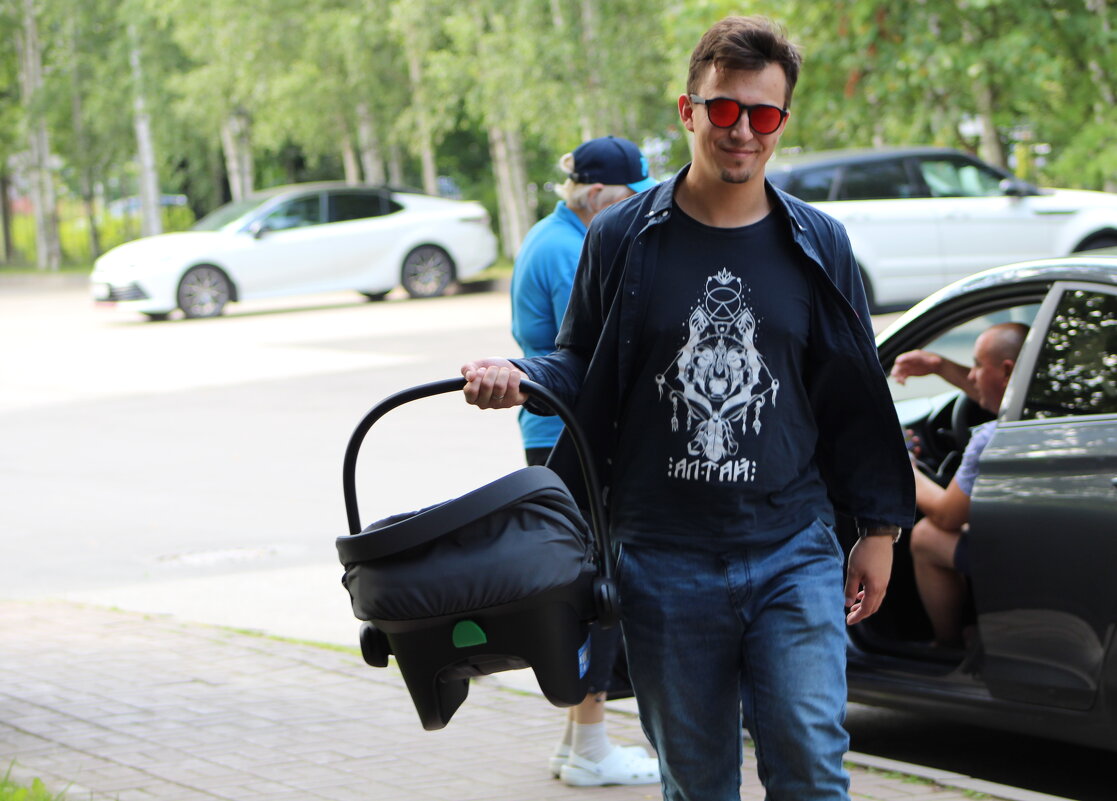 Молодой папа на выписке - ii_ik Иванов Молодой папа на выписке - ii_ik Иванов