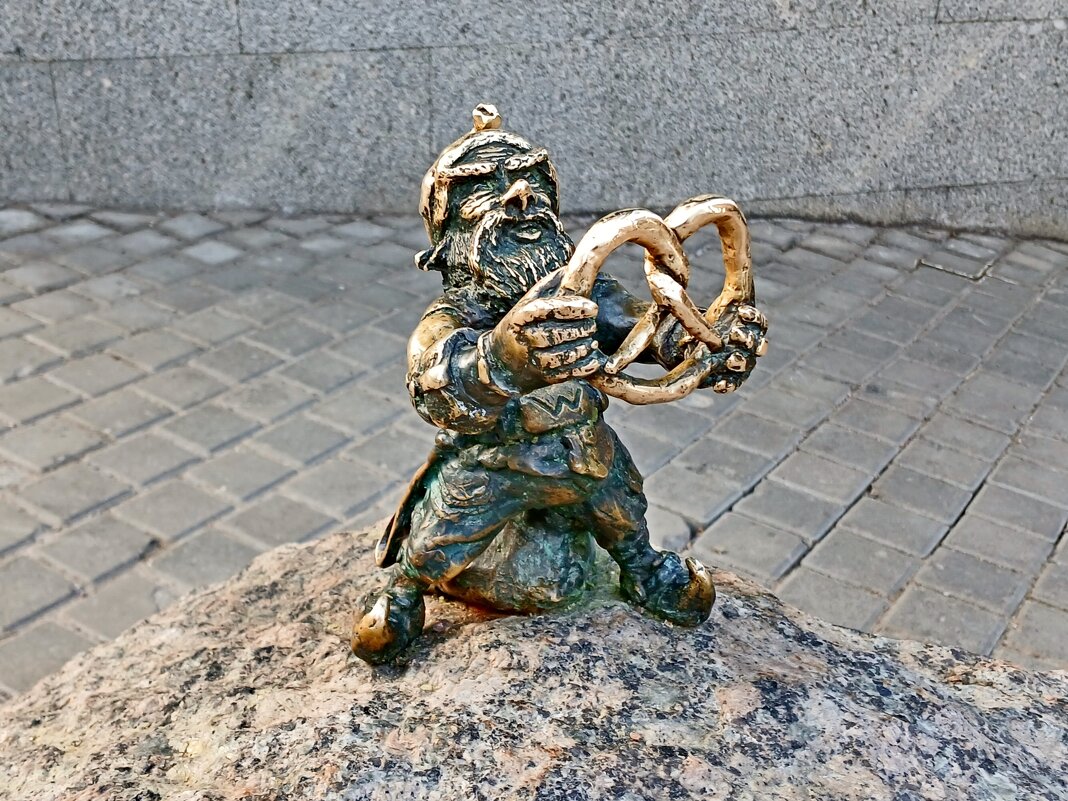 Выборгский кренделёк в руках выборгского гнома. - Лия ☼