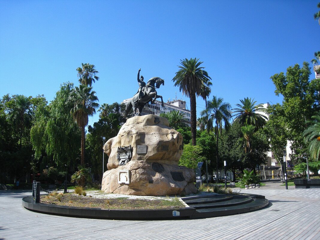 Памятник генералу Хосе де Сан-Мартину на площади Сан-Мартин в городе Мендоса в Аргентине. - unix (Илья Утропов)