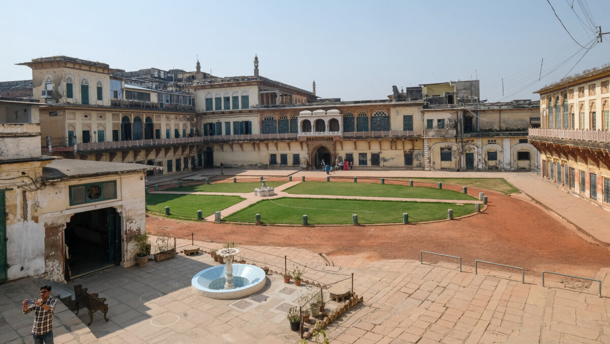 Во дворе форта Рамнагар г. Варанаси - Георгий А