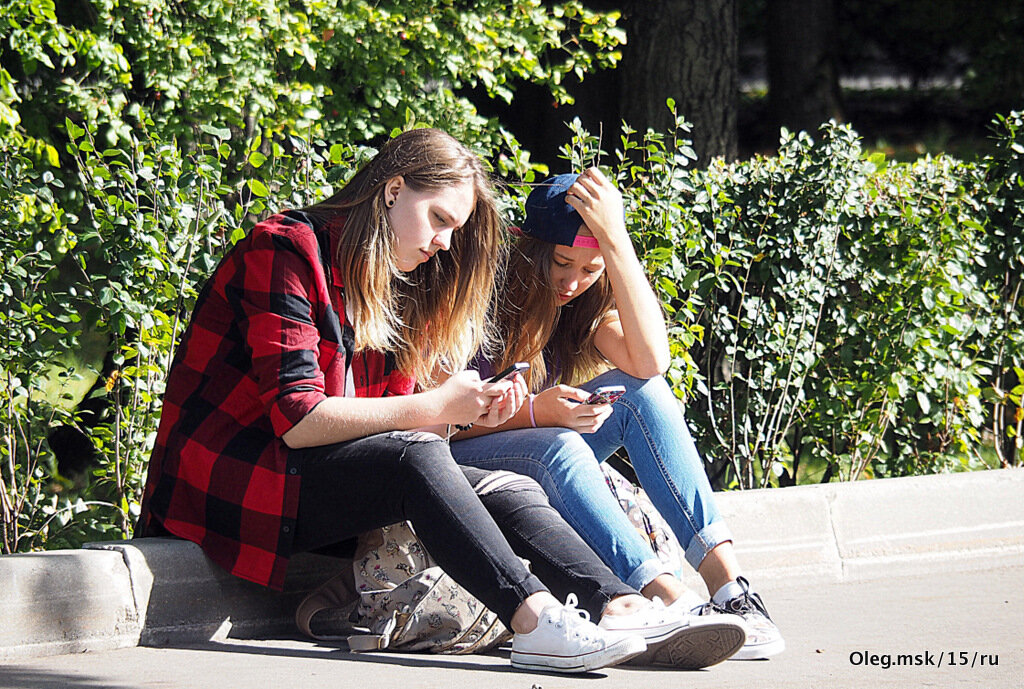 девчонки сидят в сторонке - Олег Лукьянов