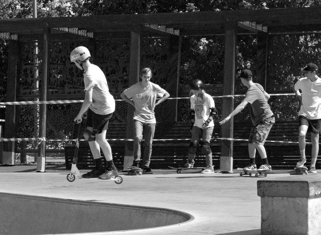 "Стоят девчонки, стоят в сторонке..." - Борис Бутцев