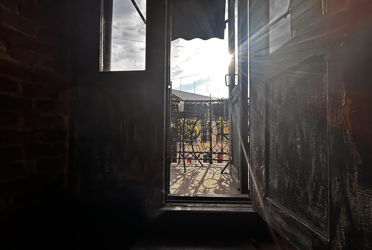 А из нашего окна - Дмитрий Иванов