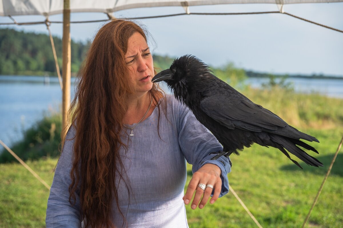 Кари Ликонски и домашний ворон Карстен. - Виктор Евстратов