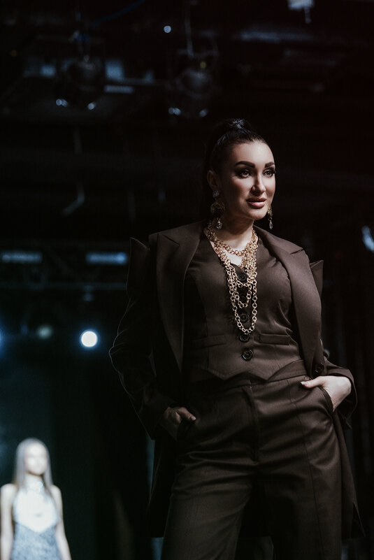 Элегантность и уверенность: портрет на подиуме - Джованни Луче Элегантность и уверенность: портрет на подиуме - Джованни Луче