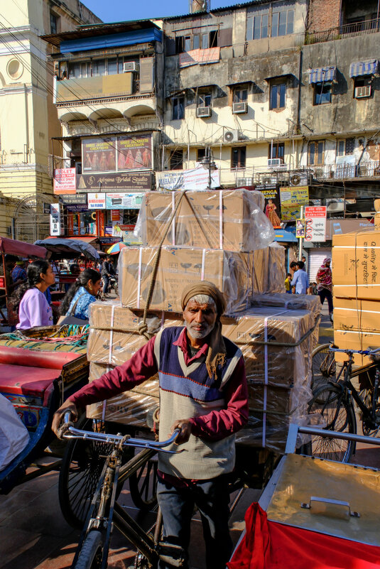 Всё таскает на велосипеде - Георгий А