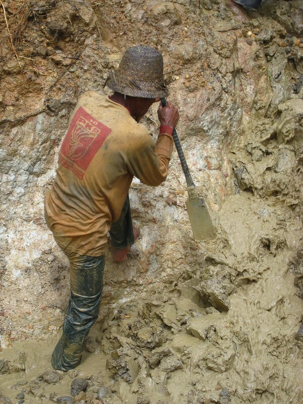 Горщик или человек занимающийся добычаей драгоценных камней и алмазов. - unix (Илья Утропов) Горщик или человек занимающийся добычаей драгоценных камней и алмазов. - unix (Илья Утропов)