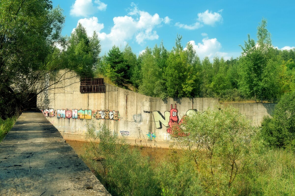 Остались бетонные конструкции и местные легенды. - Татьяна Помогалова