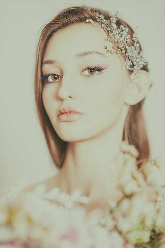 Цветочная нежность: портрет с повязкой и цветами - Джованни Луче