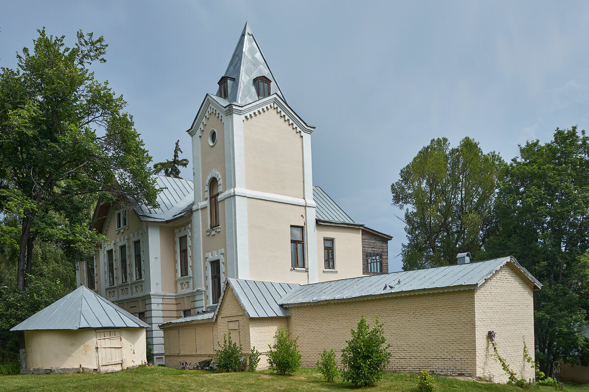 Долгая поляна. Главное здание - Олег Манаенков Долгая поляна. Главное здание - Олег Манаенков