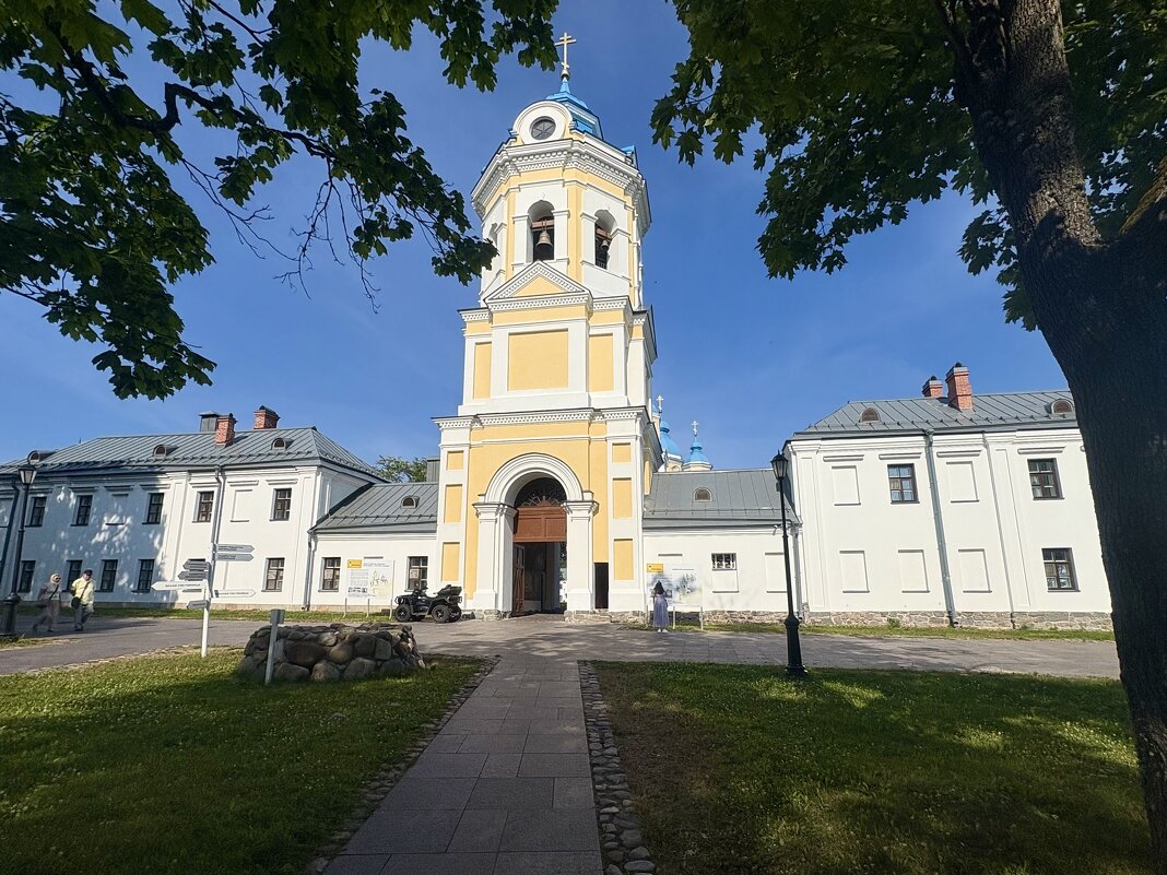 Надвратная колокольня и Святые врата Коневского монастыря - Наталия Павлова