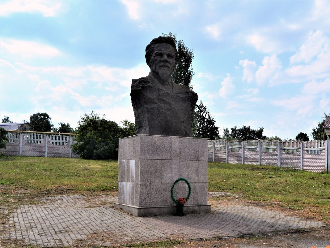 Алатырь. Памятник Михаилу Ивановичу Калинину. - Пётр Чернега