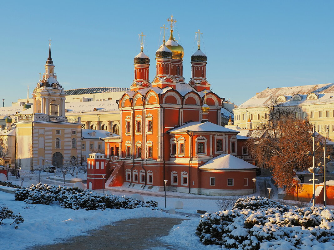 Вдоль улицы Варварка в Москве. - Евгений Седов Вдоль улицы Варварка в Москве. - Евгений Седов