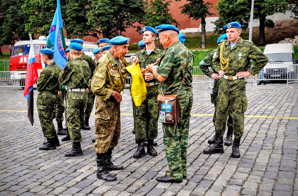 Ну что , старшой , ребят покормили , может , и мы того,,,) - Анатолий Колосов