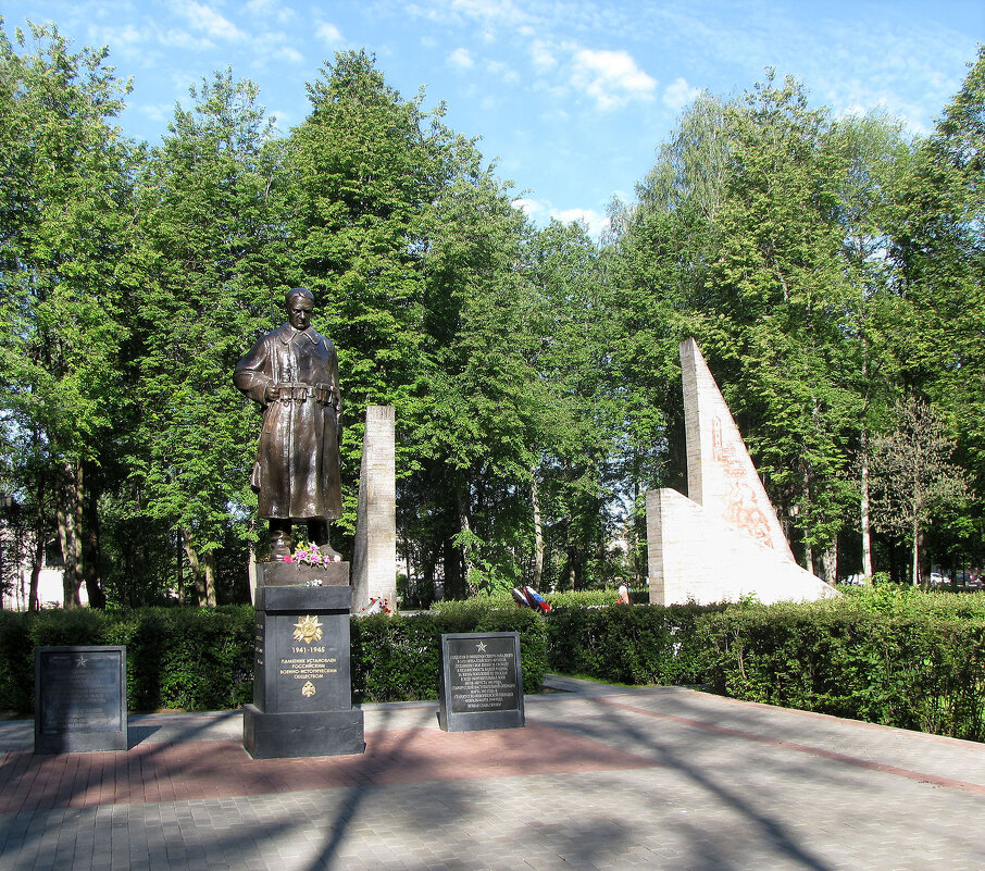 Памятник павшим в Великой Отечественной войне - Александр Ильчевский 