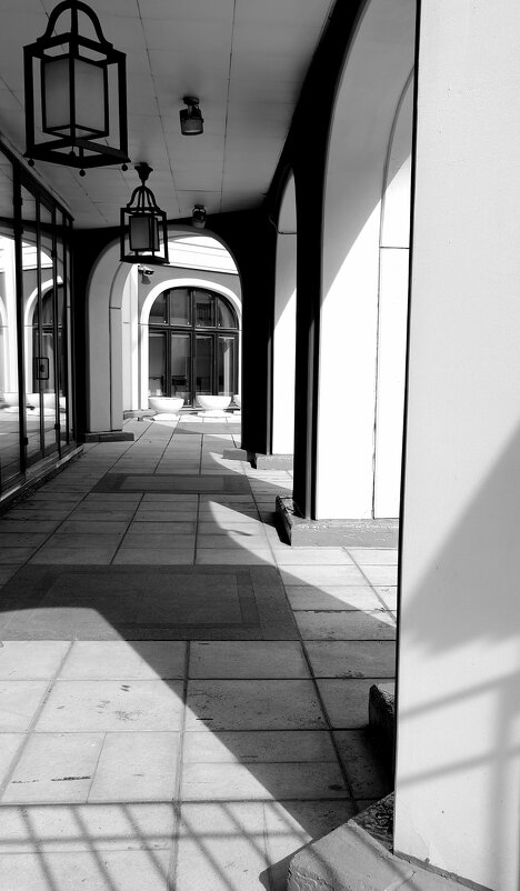 Тени. Здание Третьяковки. - Любимова Ольга 