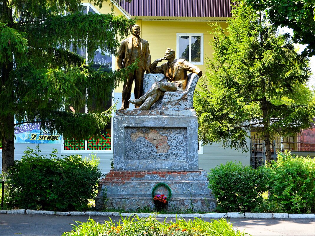 Алатырь. Памятник "Ленин и Горький". - Пётр Чернега