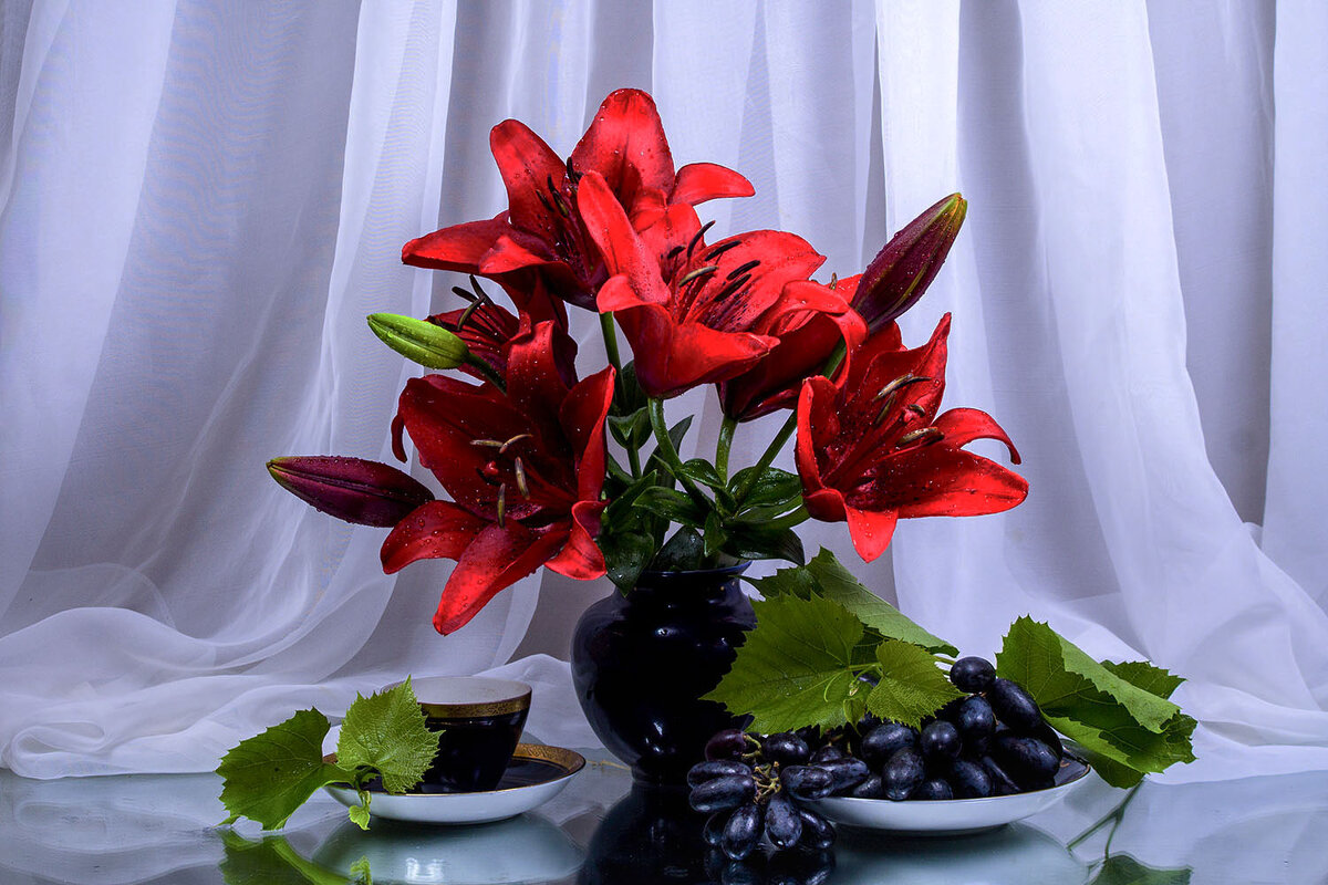 Лилии и виноград - Людмила Павловна Крышковец