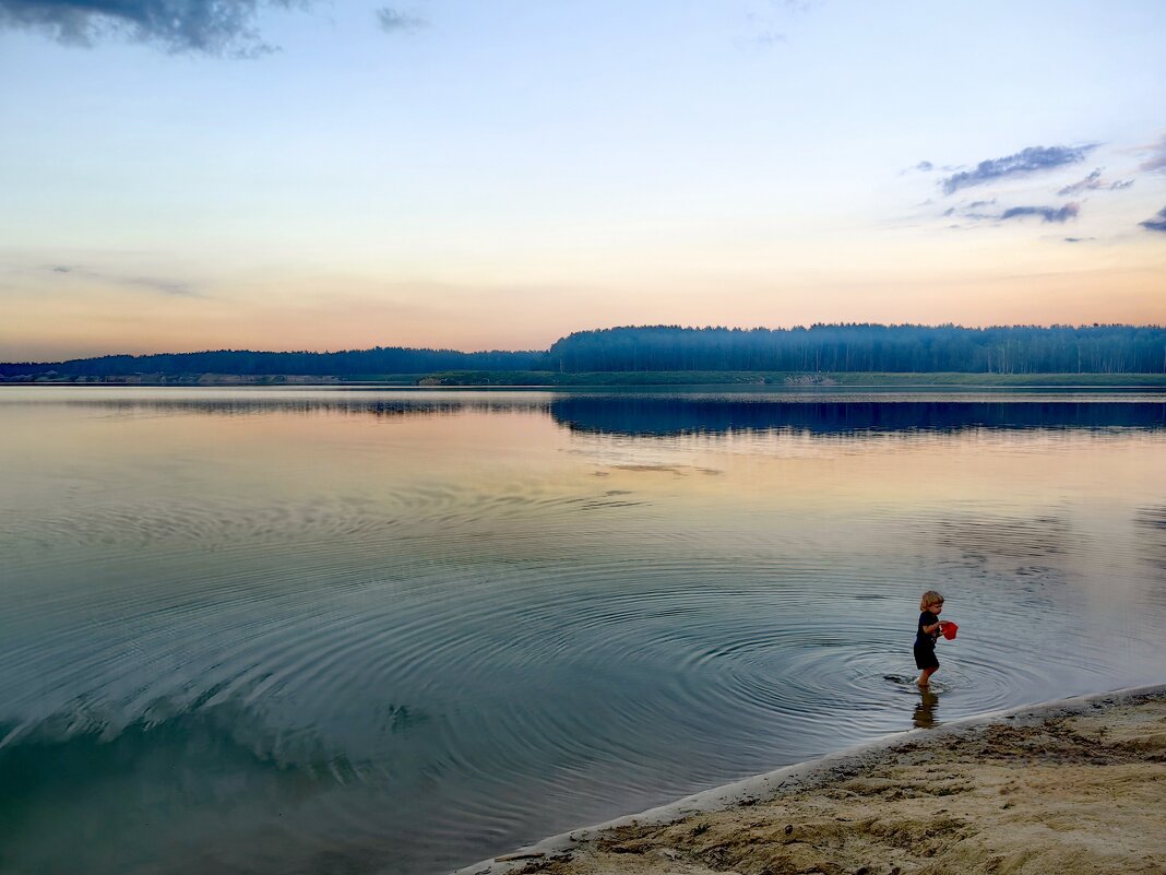 Единение с закатом. Маленький сын и бескрайняя гладь воды. - Вероника Парилова