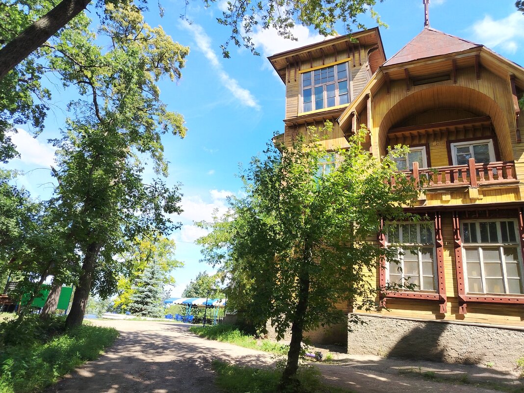 Старинный особнячок на берегу Волги. - Надежда 