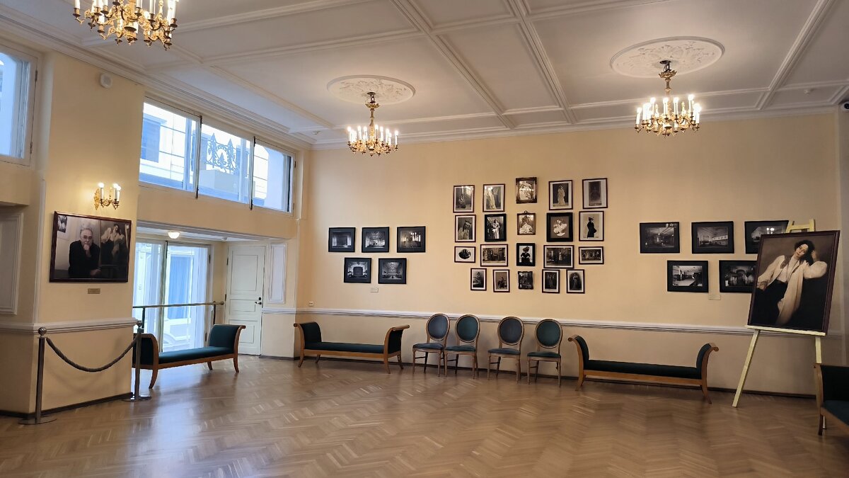 В театральном фойе. - Ольга 