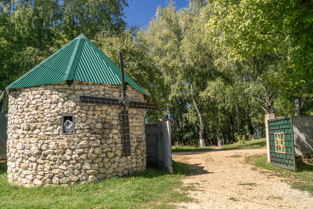 На территории Свято-Михайловского мужского монастыря - Игорь Сикорский На территории Свято-Михайловского мужского монастыря - Игорь Сикорский