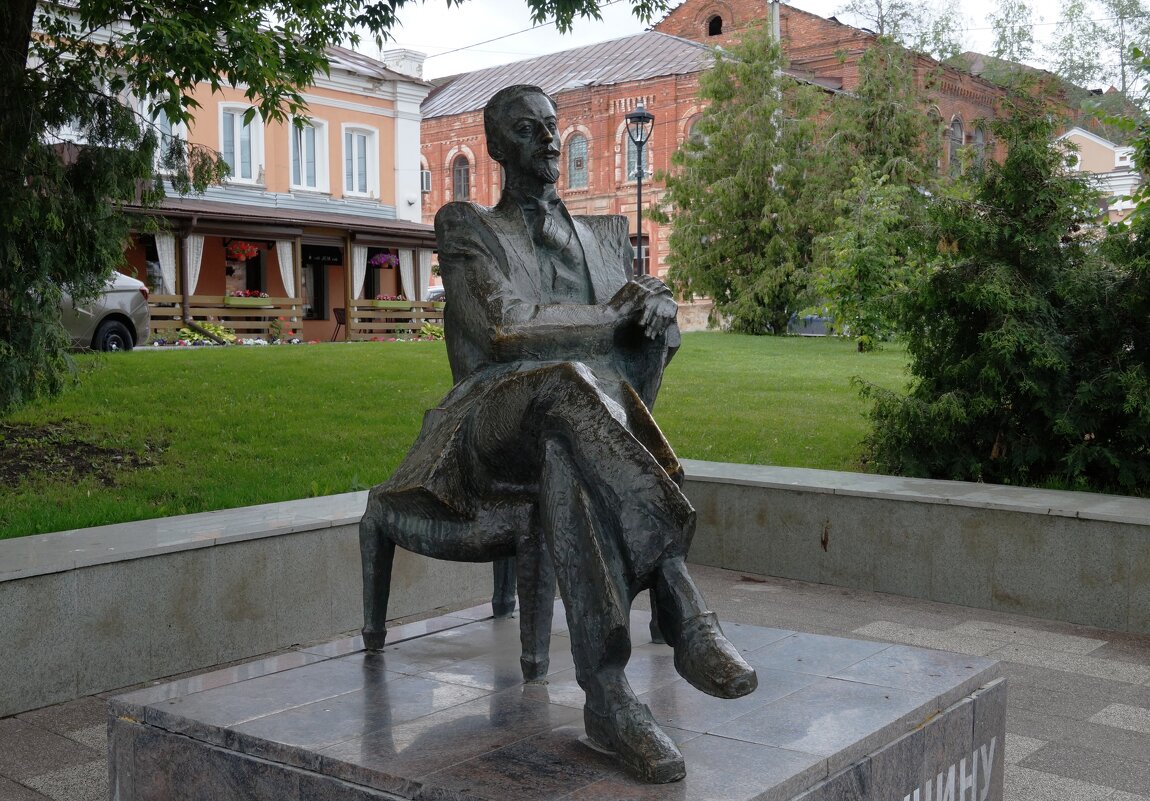 Елец. В сквере Бунина - София 