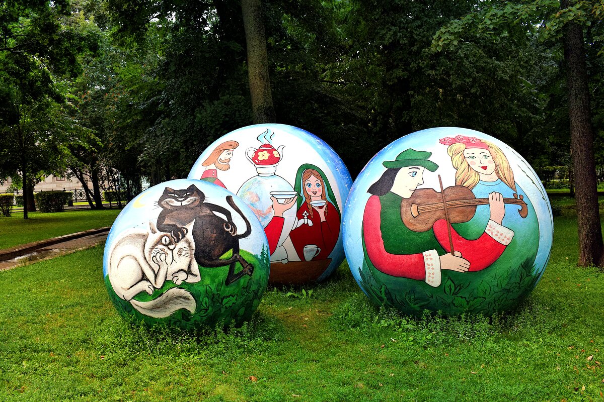 Скульптурные композиции и мозаики превращают пространство в выставочный зал под открытым небом. - Татьяна Помогалова Скульптурные композиции и мозаики превращают пространство в выставочный зал под открытым небом. - Татьяна Помогалова