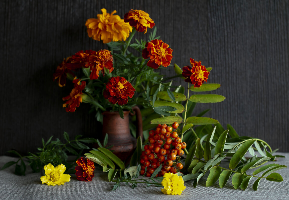 натюрморт с бархатцами - Наталья Крюкова