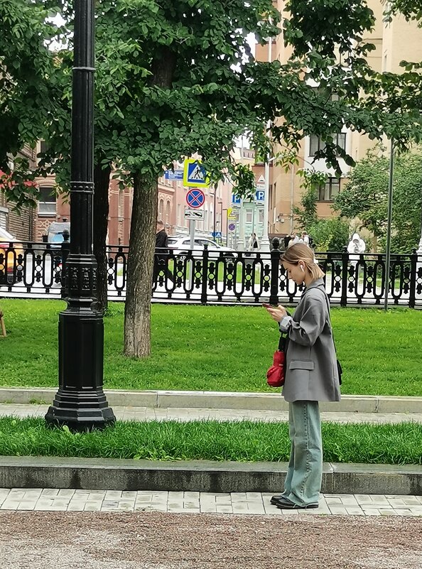 Акцент на зонтик. Случайный кадр. - Любимова Ольга 