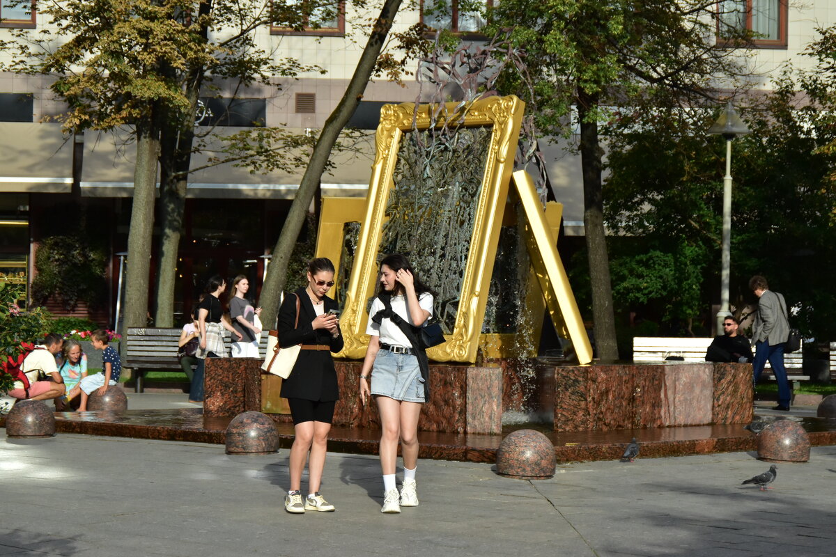 девушки у Фонтана искусств. - Наталья Вязигина