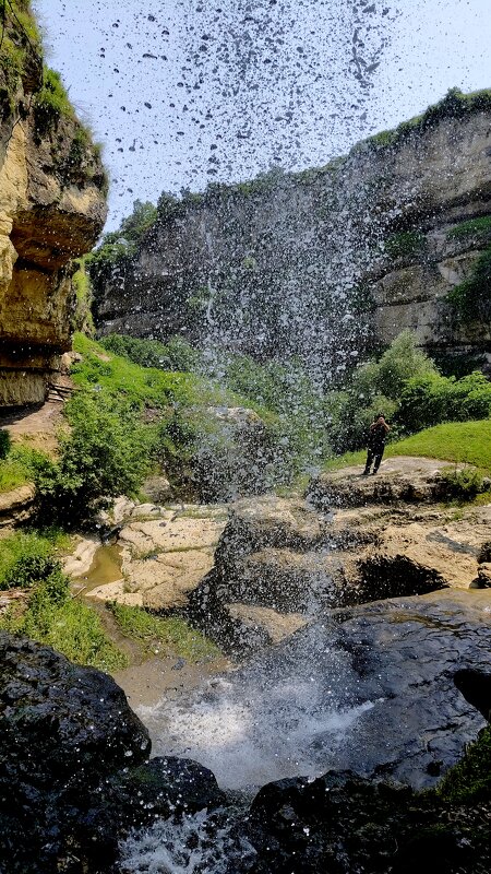 Внутри водопада. - Александр Кондаков Внутри водопада. - Александр Кондаков