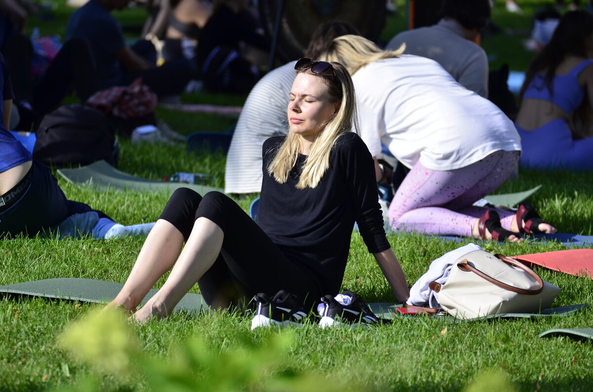 Йога в парке. - Наталья Вязигина