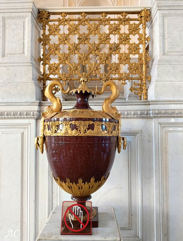 Декоративное убранство интерьеров Эрмитажа. Вазы - Любовь Сахарова