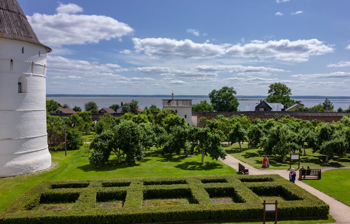 Вид на Митрополичий сад со стен Ростовского Кремля - ирина )))