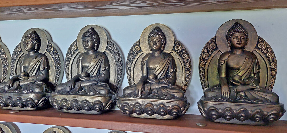 Изготовленные вручную статуи Будд, наполненных мантрами. - ИРЭН@ .