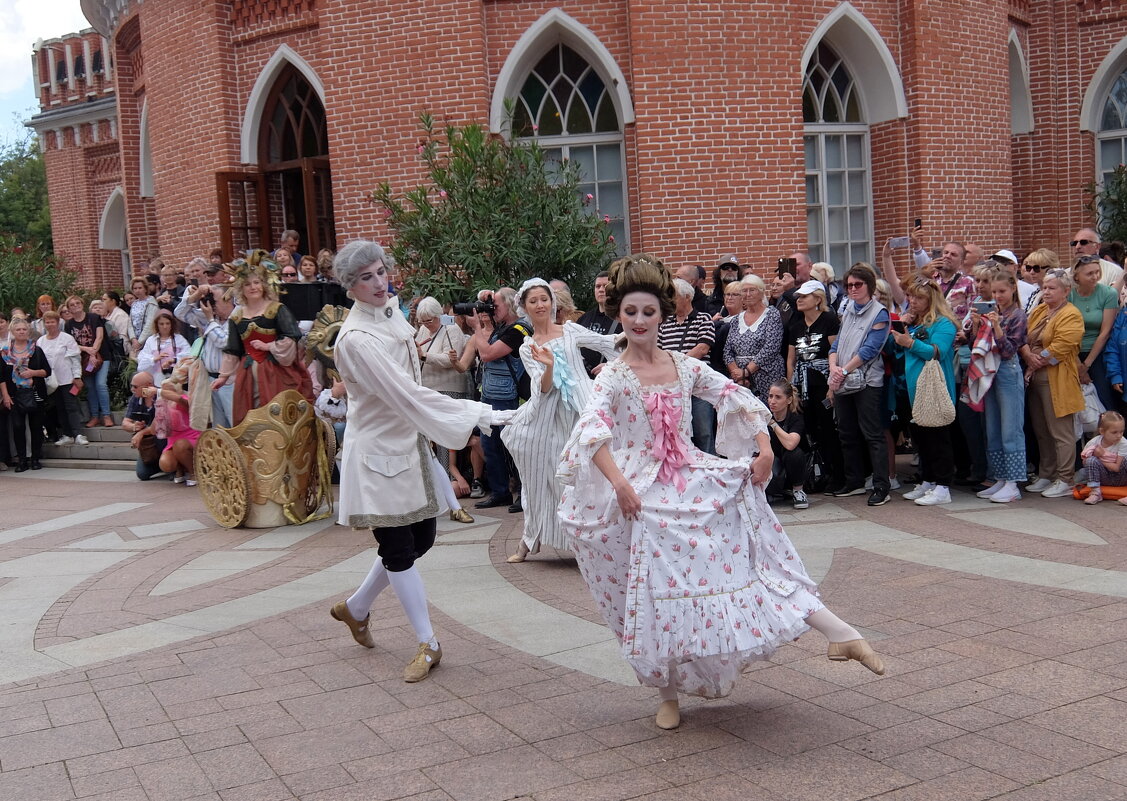 Парить над суетой сует и улыбаться, возрождая старинный танец менуэт. - Люба 