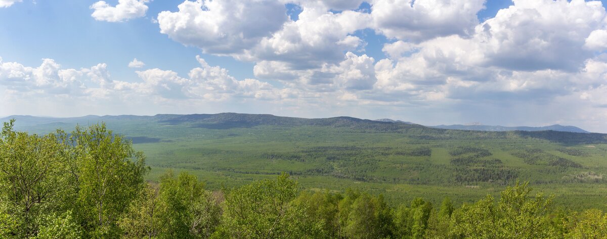На горе Крутой Ключ. Вид на хребет Большой Уральский и вершины Таганая (панорама). - Алексей Трухин