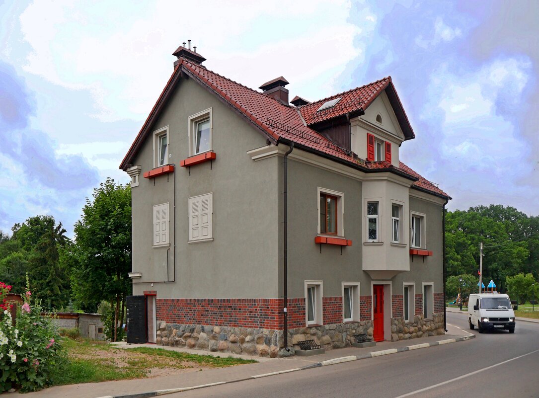 Уцелевший домик - Сергей Карачин