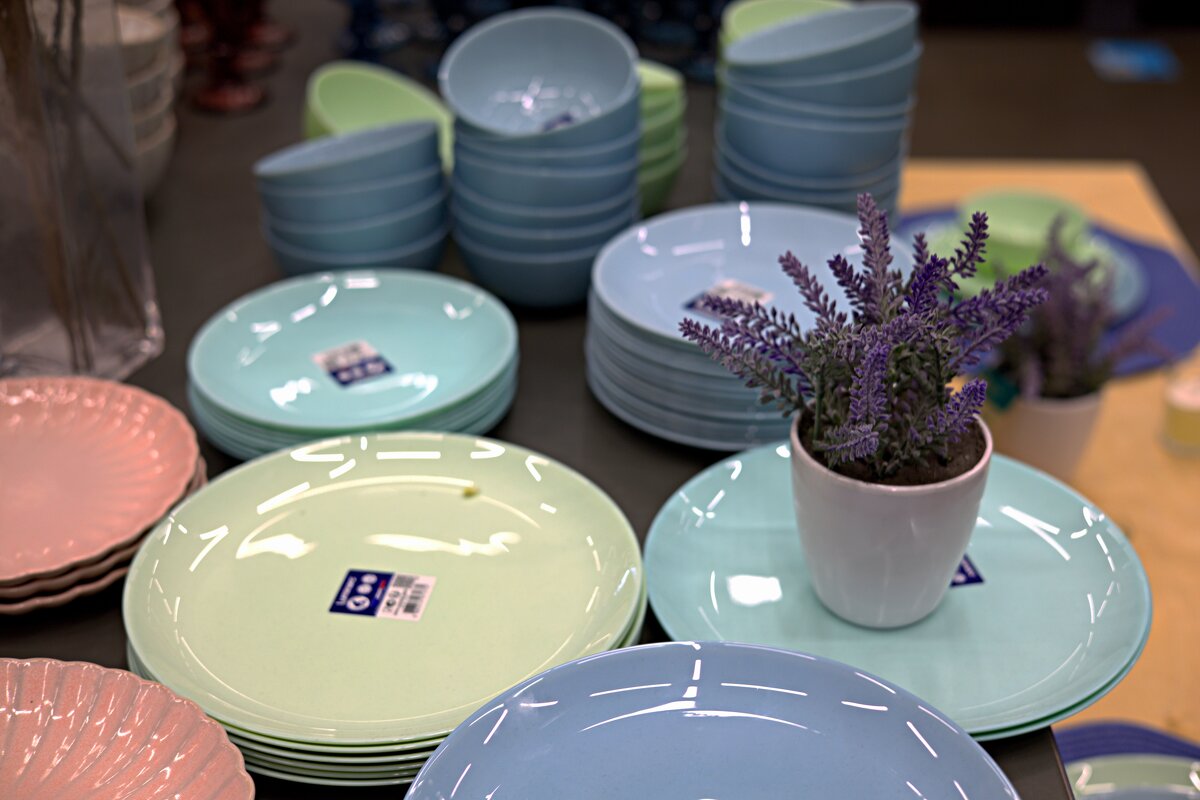 Контрастный натюрморт кухонной утвари тарелок, мисок и цветка в горшке - Ильич -