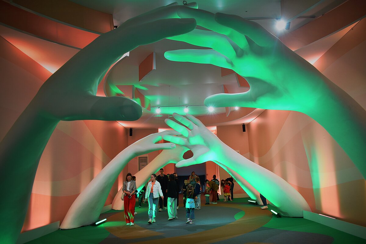 Гигантские руки встречают гостей. - Татьяна Помогалова