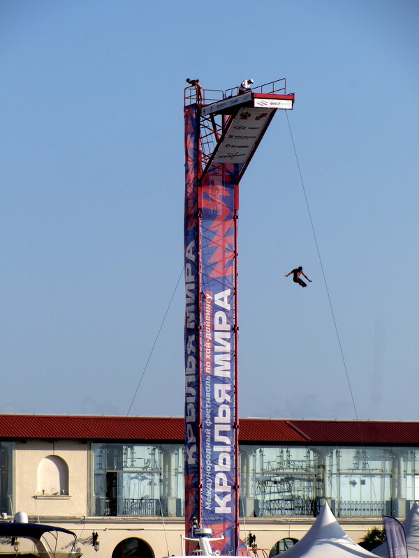 В Морском порту СОЧИ-соревнование прыгунов по xaй дaйвингу - Валерий 