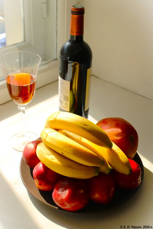 Натюрморт с вином и фруктами - Александр Чашин