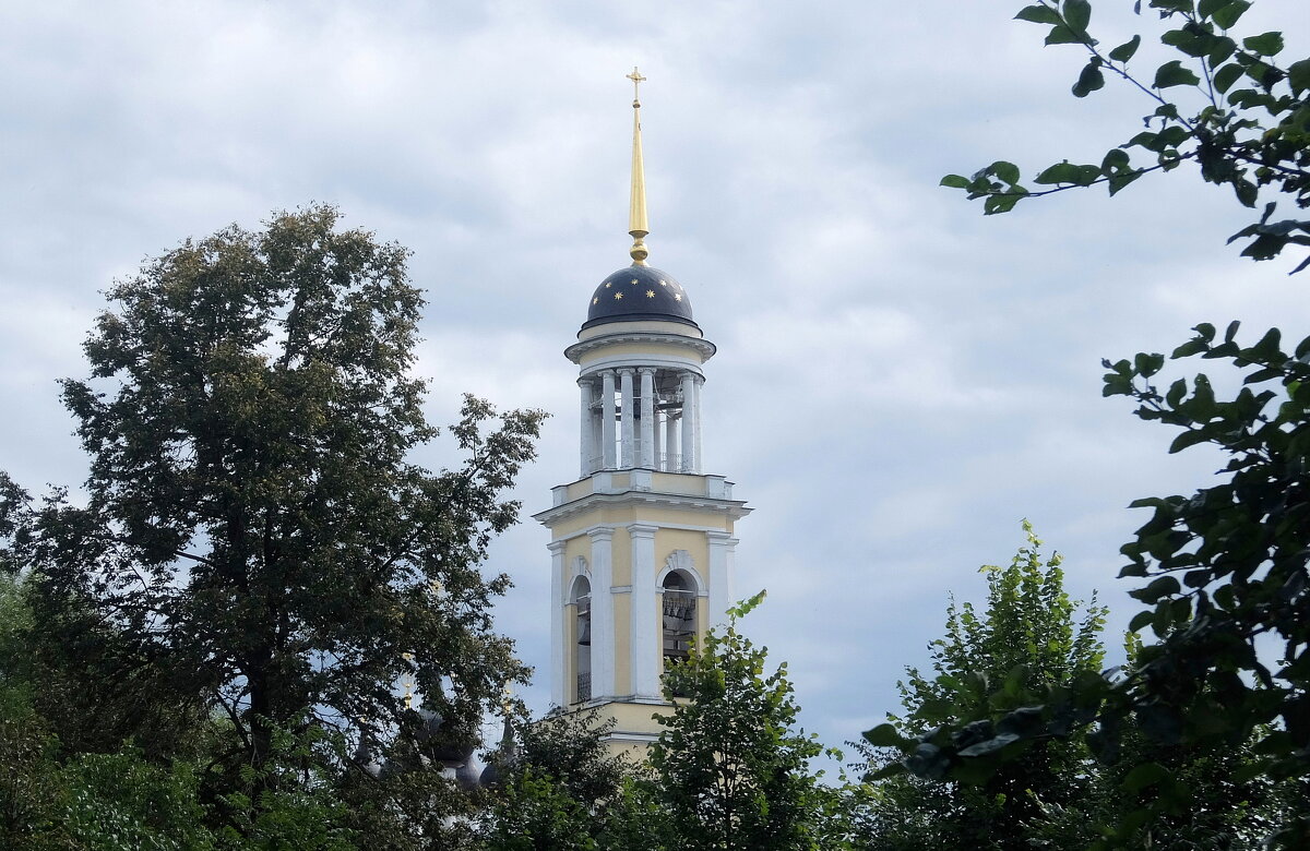 И над горем, и над болью посреди святой Руси, колокольни смотрят в небо и должны её спасти. - Люба 