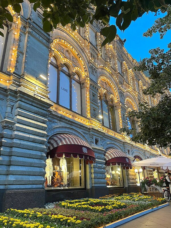 Вечером возле ГУМа - Елена 