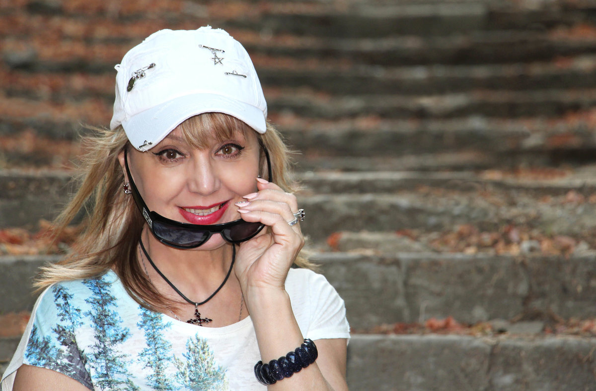 Отъ улыбки хмурый день светлей - Олегъ Петрович